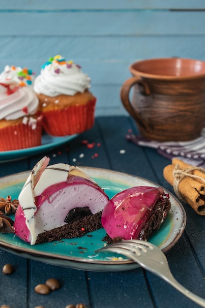 Pastel y una taza de café sobre un fondo de madera Postre para el espacio de copia de desayuno