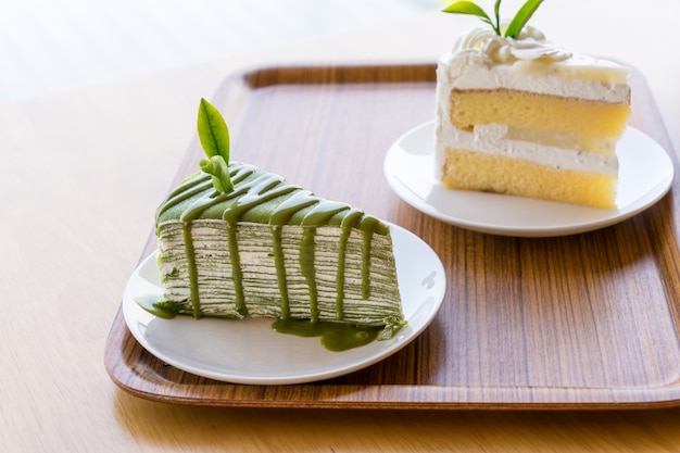 Pastel de té verde colocado en una placa de madera