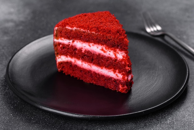 Pastel de terciopelo rojo clásico pastel de tres capas de bizcochos de mantequilla roja con crema