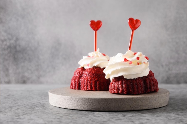 Pastel de terciopelo rojo en forma de corazón para el día de san valentín sabroso postre con amor