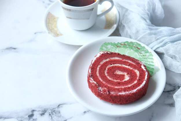 Pastel de terciopelo rojo en placa