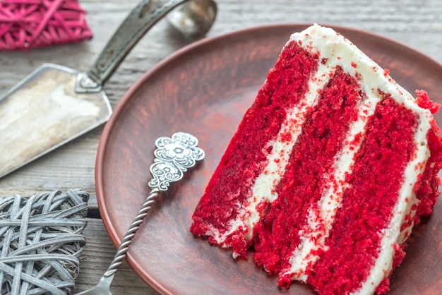 Pastel de terciopelo rojo en el plato