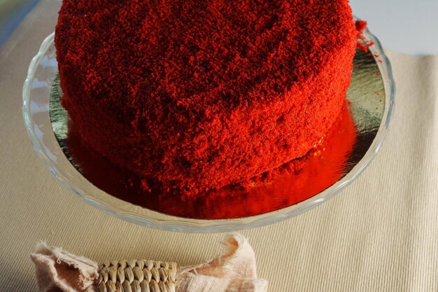 Pastel de terciopelo rojo radiante en una bandeja de vidrio enfoque selectivo