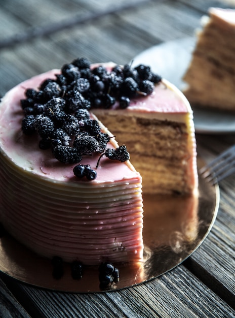 Pastel con un tinte rosa con arándanos.