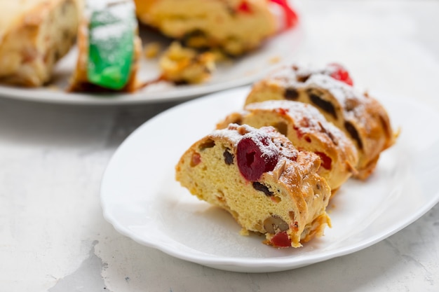 Pastel típico portugués Bolo rei