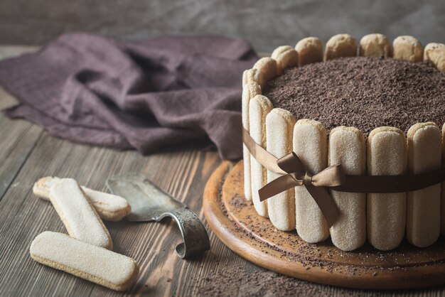 Pastel de tiramisú sobre la plancha de madera