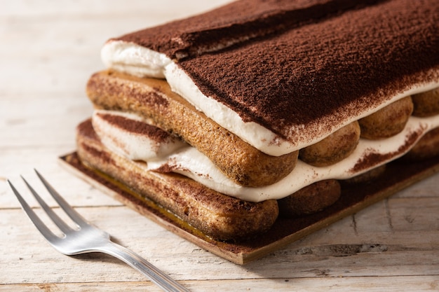 Pastel de tiramisú tradicional en mesa de madera