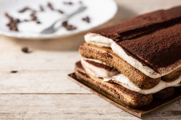 Pastel de tiramisú tradicional en mesa de madera