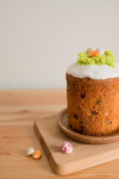 Pastel de tortas caseras en la mesa