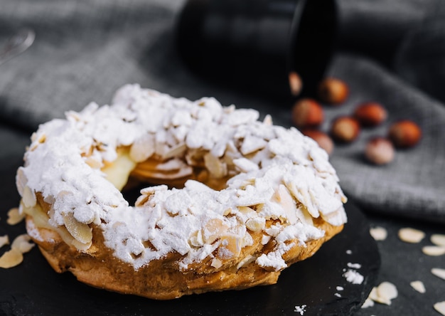 Pastel tradicional francés de azúcar en polvo y pétalos de almendras