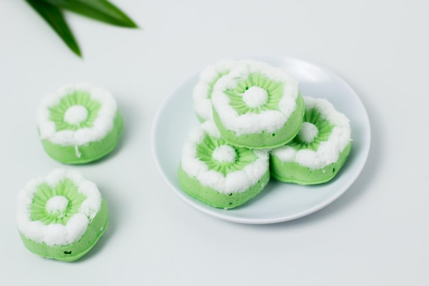 Pastel tradicional indonesio Putu Ayu El pastel es verde con aroma de pandan y cobertura de coco rallado