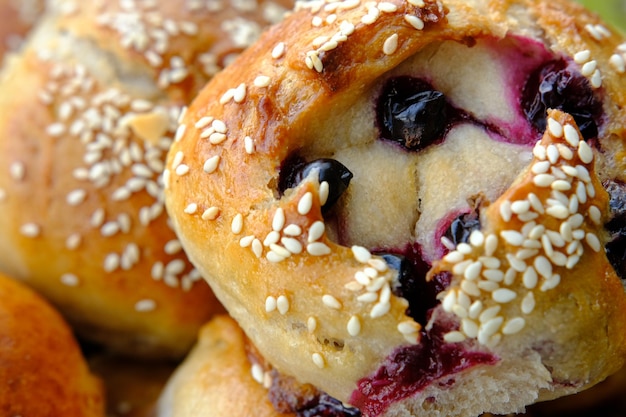 Pastel tradicional de levadura polaca con arándanos jagodzianka Bollo con bayas