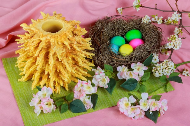 Pastel tradicional lituano en brocheta de pan de pascua cubierto con huevos de pascua decorados