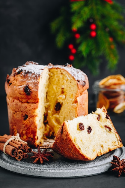 Pastel tradicional de Panettone de Navidad con frutos secos en el espacio de copia de fondo de piedra oscura