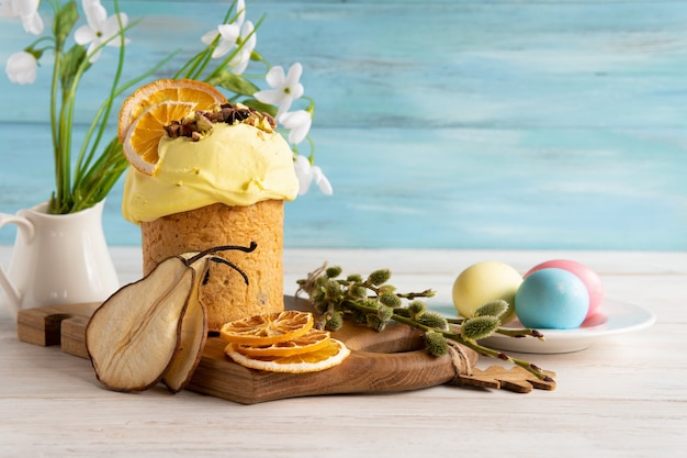 Pastel tradicional de Pascua en una mesa de madera para la fiesta