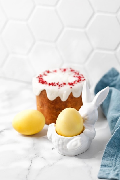 Pastel tradicional de pascua o pan dulce con merengues blancos glaseados con huevos amarillos