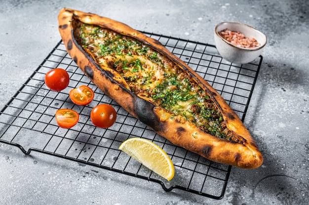 Pastel tradicional de pide turca con carne de res y verduras Fondo blanco Vista superior