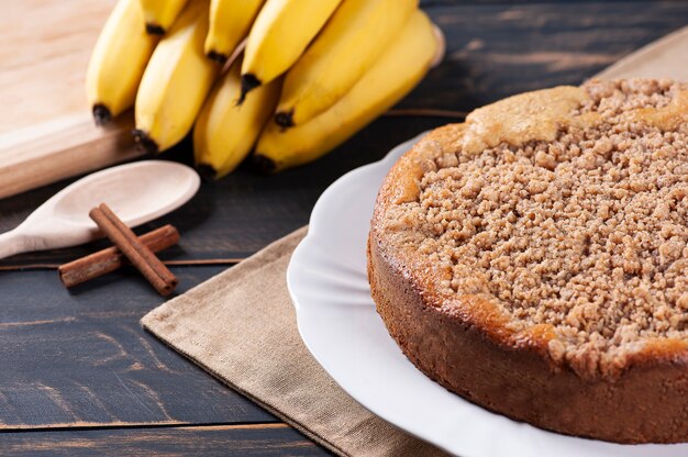 Pastel tradicional de plátano brasileño Con cobertura crujiente y canela. Enfoque selectivo