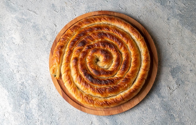 Pastel tradicional turco con espinacas. (Nombre turco: Ispanakli Kol Boregi, Bosnak boregi). Pastelería artesanal con relleno de espinacas.