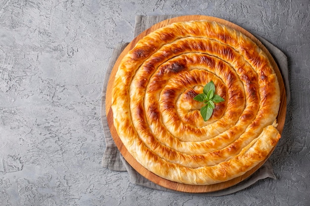 Pastel tradicional turco con espinacas. (Nombre turco: Ispanakli Kol Boregi, Bosnak boregi). Pastelería artesanal con relleno de espinacas.