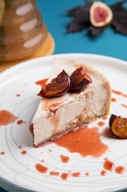 Pastel de tres leches con plato blanco crema batida y pastel con comida sobre un fondo azul brillante