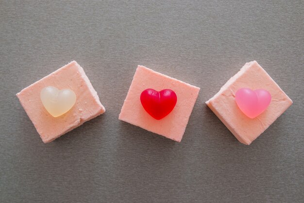 Pastel de tres rosas con mermelada en forma de corazón