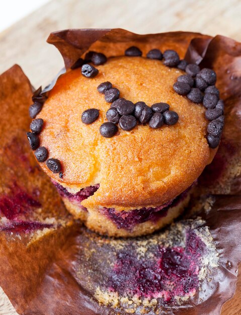 Pastel de trigo relleno de grosellas, bizcocho dulce relleno de frutos rojos