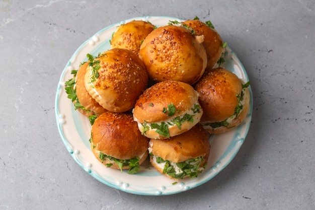 Pastel turco relleno de eneldo, perejil, queso crema y queso cheddar. Nombre turco: Sakallı Pogaca o Saçaklı Pogaca