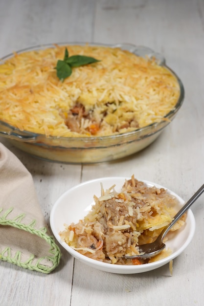 Pastel Tutup (Shepherd's Pie) é uma torta tradicional britânica, feita de purê de batata e carne moída.