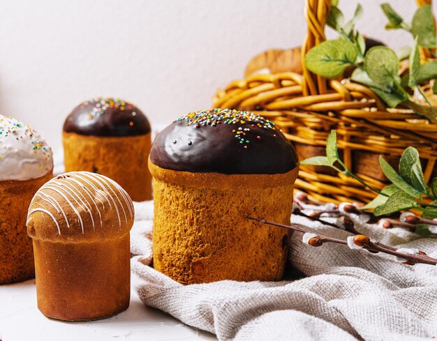 Pastel ucraniano de pascua de chocolate y vainilla sobre una toalla