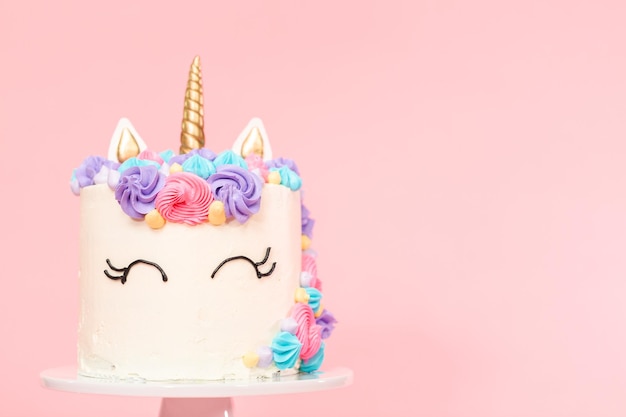 Foto pastel de unicornio decorado con glaseado de crema de mantequilla multicolor.