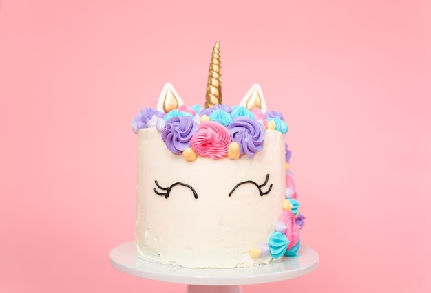 Pastel de unicornio decorado con glaseado de crema de mantequilla multicolor.