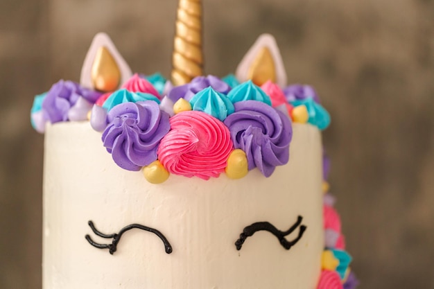 Foto pastel de unicornio decorado con glaseado de crema de mantequilla multicolor.