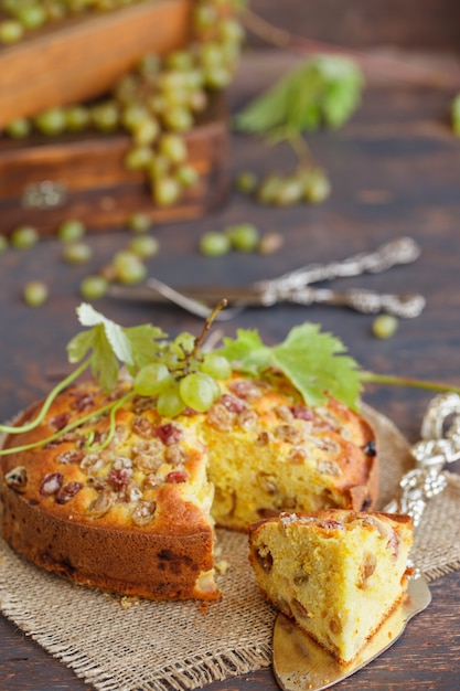 Pastel con uvas, racimo de uvas.