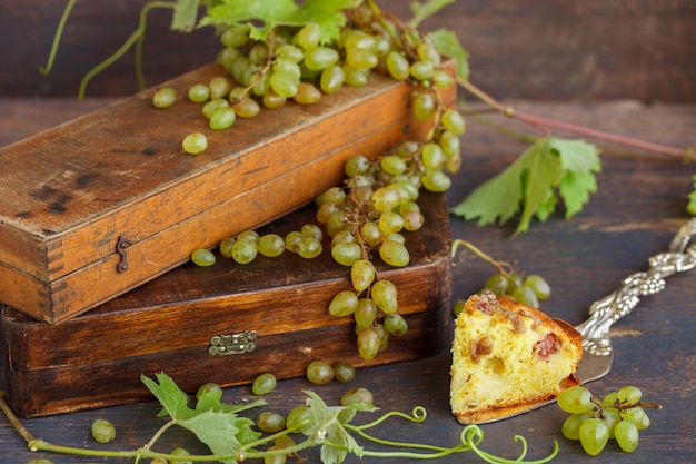 Pastel con uvas, racimo de uvas.