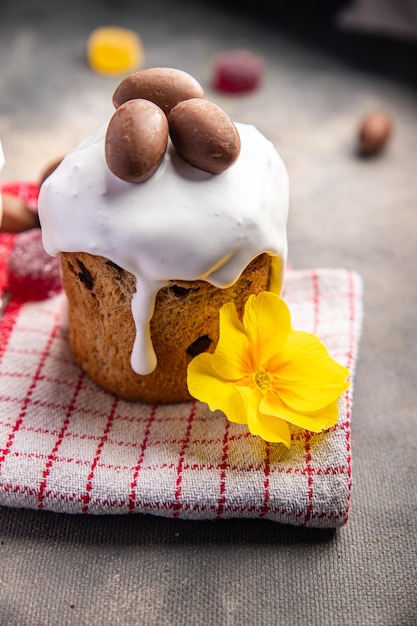 Pastel de vacaciones de Pascua y postre de dulces de huevos de chocolate de Pascua tratar comida comida bocadillo en la mesa