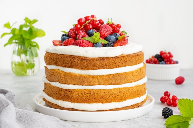 pastel de vainilla en capas desnudo con crema batida y bayas frescas Pastel de verano Espacio de copia