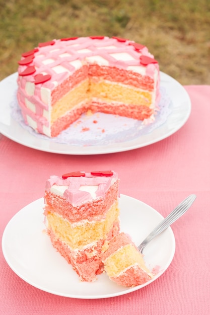 Pastel de vainilla con crema en un plato blanco.