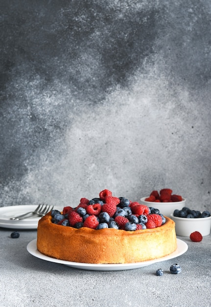 Pastel de vainilla con frambuesas con una taza de café