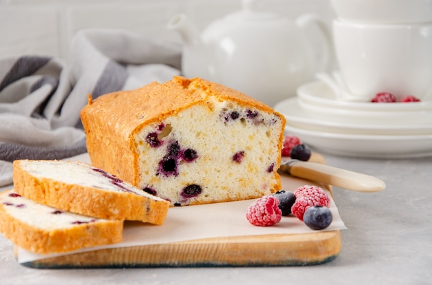 Pastel de vainilla o bizcocho con arándanos en una tabla