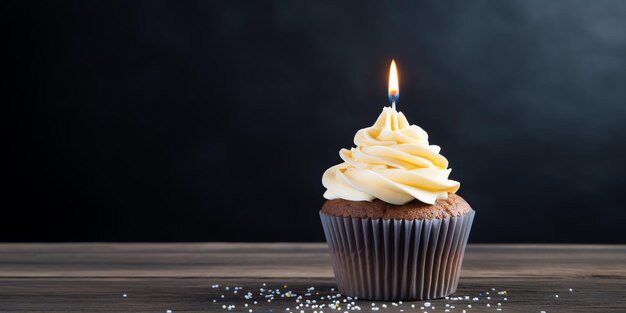 Foto un pastel con una vela encendida