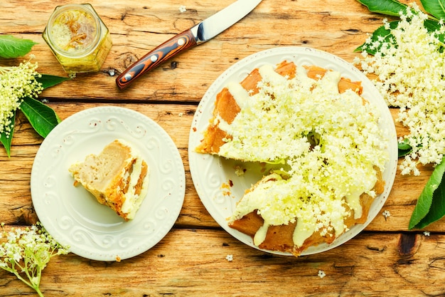 Pastel de verano casero adornado con flores de saúco. Pastel rústico dulce.