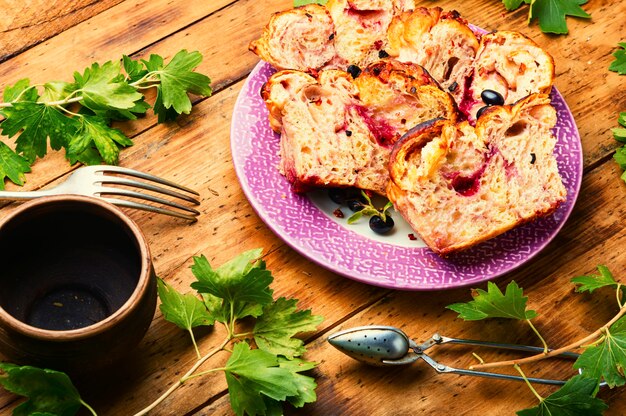 Pastel de verano con frutos rojos Deliciosos pasteles caseros con grosellas negras.