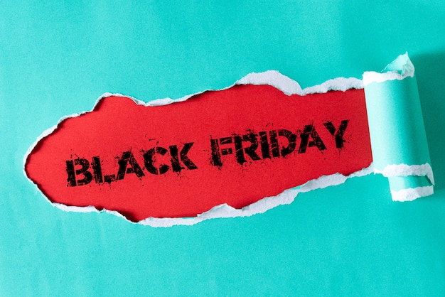 Pastel verde papel rasgado y el texto black friday en rojo.