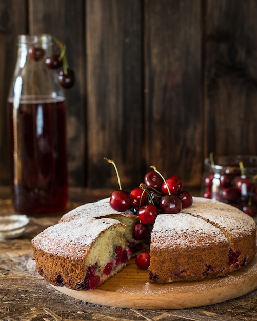 Pastel vienés con cereza. Pastel de cereza tradicional. Crostata con bayas. Guisado en b