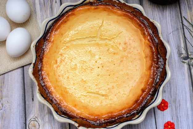 Pastel de yogur casero sobre mesa de madera