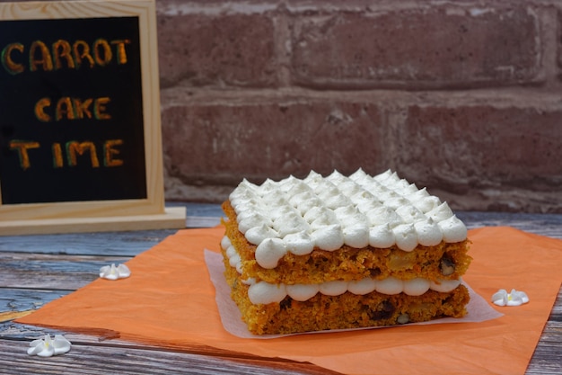 Pastel de zanahoria casero en mesa de madera