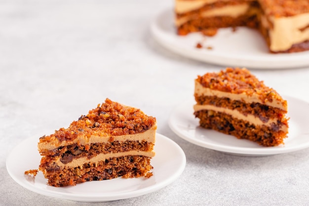 Pastel de zanahoria casero vegano con nueces, sobre un fondo claro.