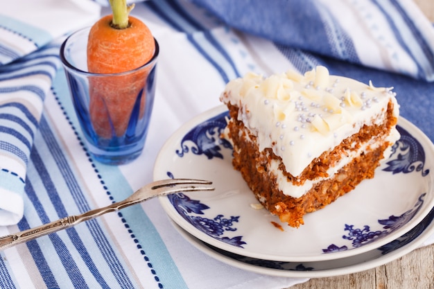 Pastel de zanahoria con crema de mantequilla.