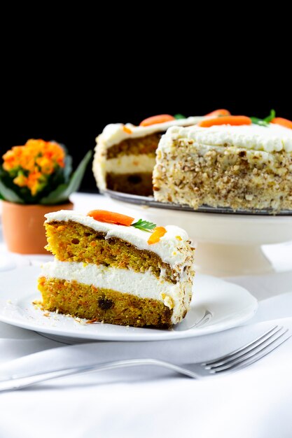 Pastel de zanahoria en un plato blanco